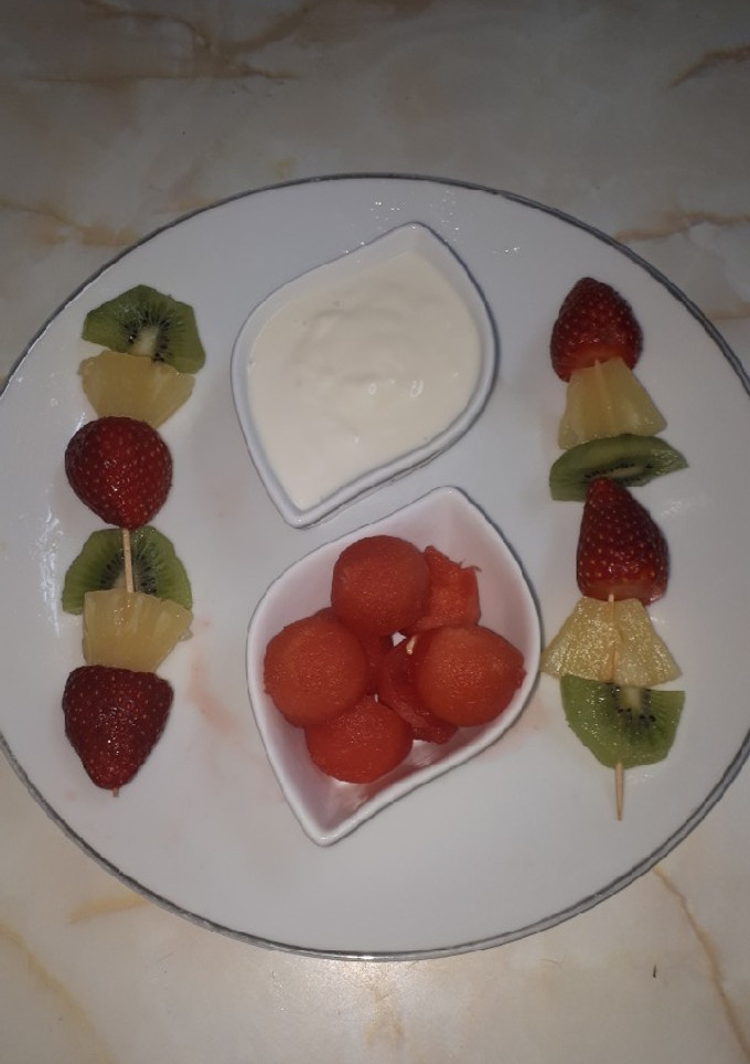 Una foto de Brocheta de fruta para desayunar😋🍡🍉
