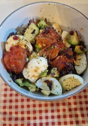 عکسی از دستور سالاد آووکادو و تخم‌مرغ ویژه (رژیم کتوژنیک (Ketogenic Diet) )🥑🥚🍅🧅🍋