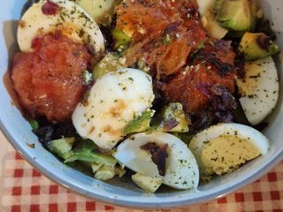 سالاد آووکادو و تخممرغ ویژه (رژیم کتوژنیک (Ketogenic Diet) )🥑🥚🍅🧅🍋