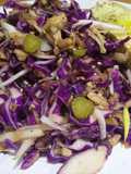Ensalada de col lombarda con atún, pepinillos y salsa agridulce