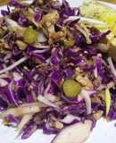 Ensalada de col lombarda con atún, pepinillos y salsa agridulce