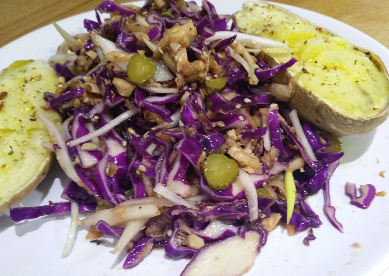 Ensalada de col lombarda con atún, pepinillos y salsa agridulce