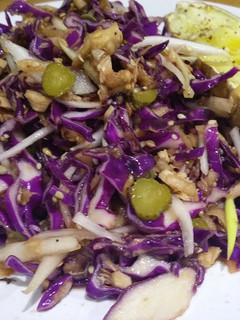 Una foto de Ensalada de col lombarda con atún, pepinillos y salsa agridulce
