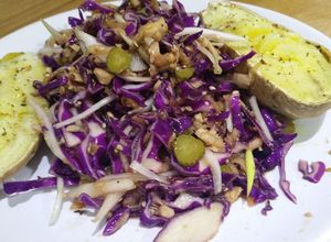 Foto principal de Ensalada de col lombarda con atún, pepinillos y salsa agridulce
