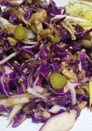 Foto principal de Ensalada de col lombarda con atún, pepinillos y salsa agridulce