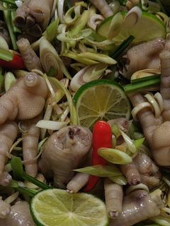 Hình của món Chân gà ngâm sả tắc.
