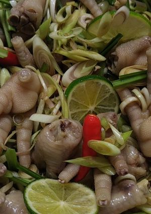 Hình của món Chân gà ngâm sả tắc.
