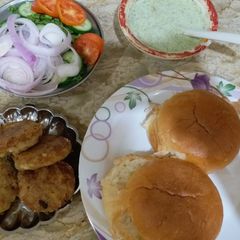 A picture of Aloo kay bun kebabs.