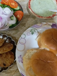 A picture of Aloo kay bun kebabs.