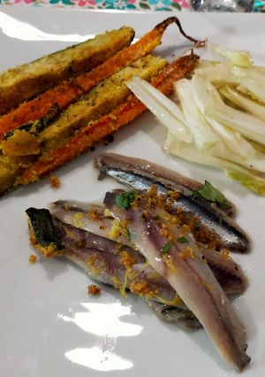 Foto di Alici marinate e bastoncini di carote zucchine al forno