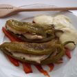 Pimientos verdes rellenos de pescadilla confitada