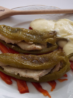 Una foto de Pimientos verdes rellenos de pescadilla confitada