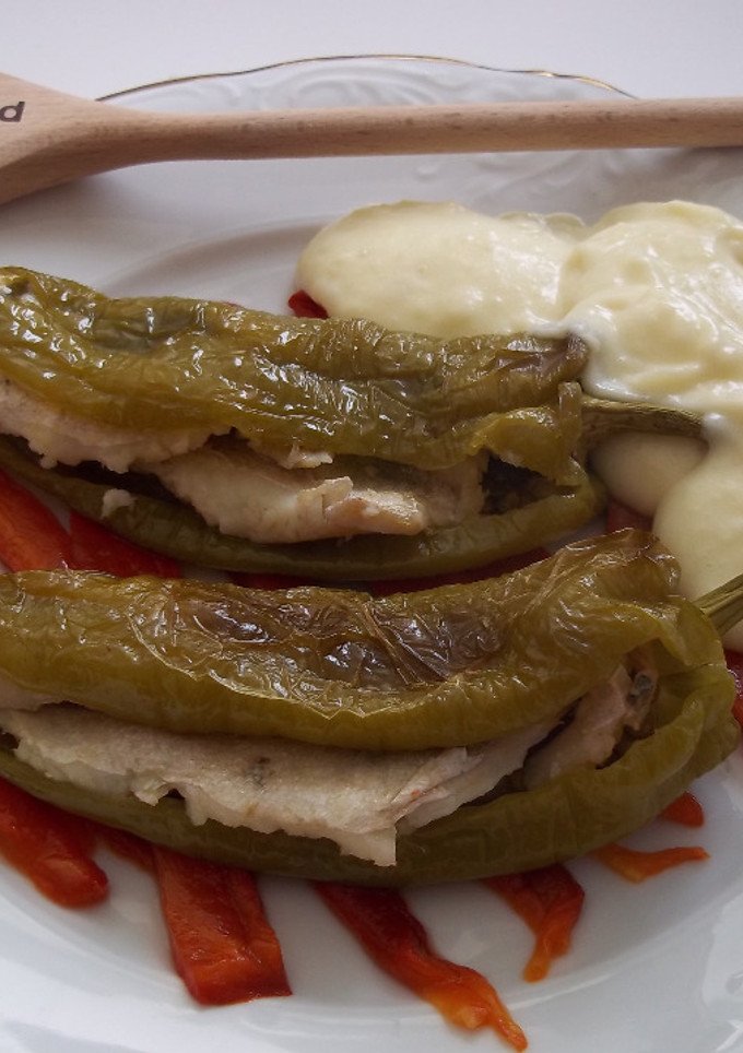 Una foto de Pimientos verdes rellenos de pescadilla confitada