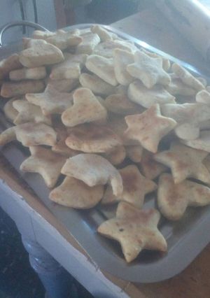 Una foto de Galletitas de queso rallado y orégano 😋😋😍