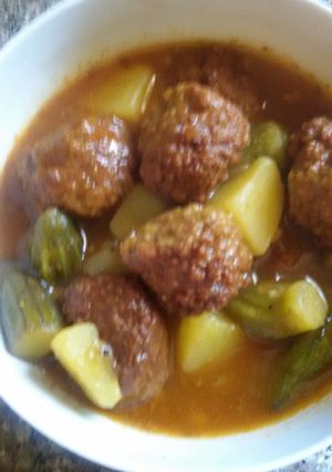 صورة لوصفة شوربة البامية مع كرات الكفته