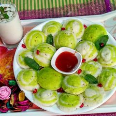 A picture of Spinach suji idli.