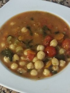 Una foto de Guiso vegano de garbanzos y verduras con especias