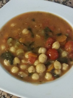 Una foto de Guiso vegano de garbanzos y verduras con especias
