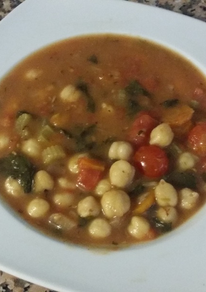 Una foto de Guiso vegano de garbanzos y verduras con especias