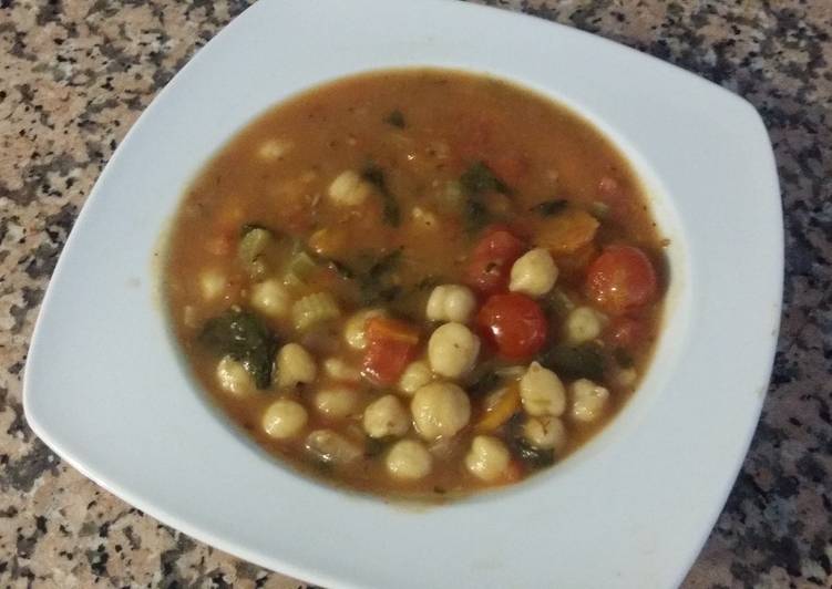 Guiso vegano de garbanzos y verduras con especias