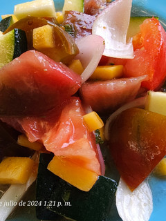 Una foto de Ensalada de tomate con vinagreta de melocotón