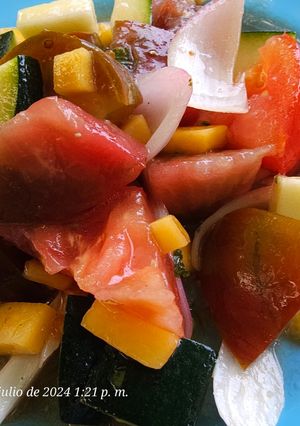 Una foto de Ensalada de tomate con vinagreta de melocotón