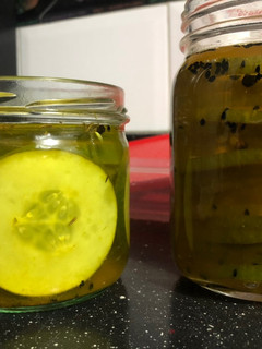 Una foto de Pepinos encurtidos en vinagre y agridulces