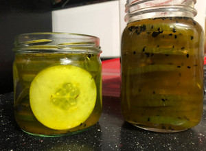 Una foto de Pepinos encurtidos en vinagre y agridulces