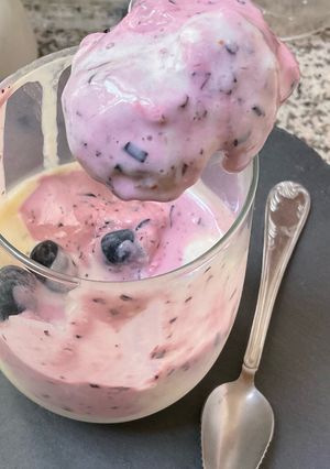 Une photo de 🍧Glace minute 🍦myrtilles 🫐 banane 🍌