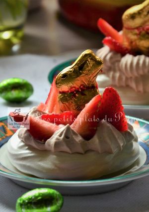 Une photo de Nids de Pâques meringués, chantilly chocolatée et fraises