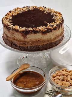 Datolya és kesudiókrémes vegán torta recept fotója
