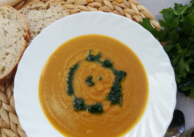 Crema vegana de calabaza y castañas al aceite de perejil