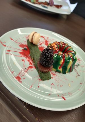 Una foto de ✨Mousse de piloncillo cubierto con glaseado espejo. ✨