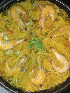Una foto de Fideos con gulas, gambas y almejas