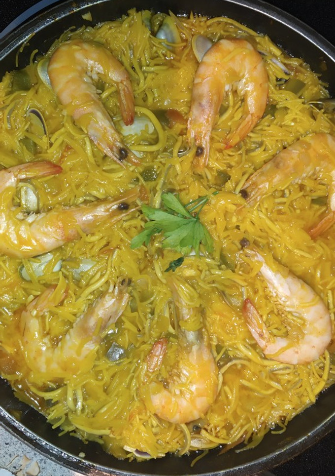 Una foto de Fideos con gulas, gambas y almejas