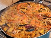 Una foto de paella de marisco almejas
