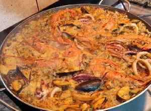 Una foto de Paella de mariscos