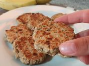 Una foto de galletas de avena y banana