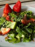 Insalata di fragole e lattuga con noci pecan e semi di lino