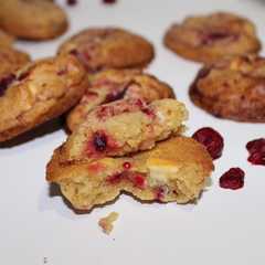 A picture of Cookies de chocolate blanco y frambuesas.