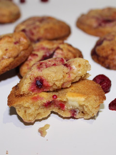 Una foto de Cookies de chocolate blanco y frambuesas