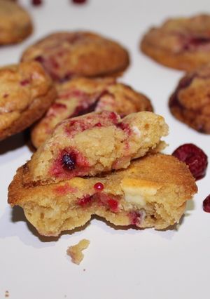 Una foto de Cookies de chocolate blanco y frambuesas
