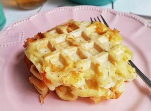 Una foto de Waffles de papa y queso