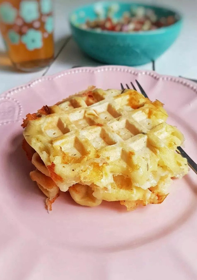 Una foto de Waffles de papa y queso