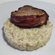 Risotto de alcachofas con medallón de lomo de cerdo envuelto con tocino