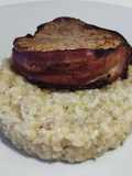 Risotto de alcachofas con medallón de lomo de cerdo envuelto con tocino