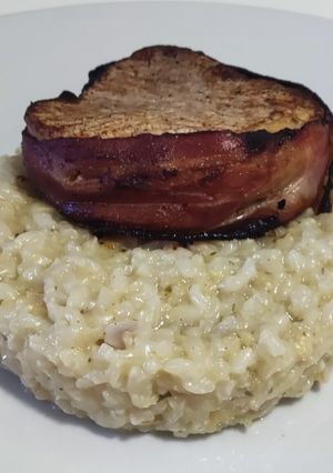 Una foto de Risotto de alcachofas con medallón de lomo de cerdo envuelto con tocino