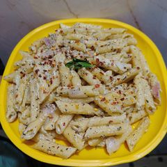 A picture of Onion Pasta with mayonnaise.