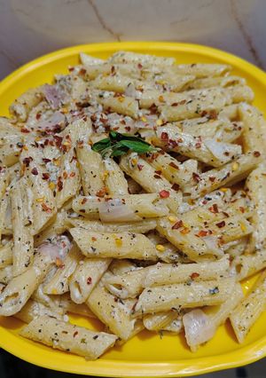 A picture of Onion Pasta with mayonnaise.