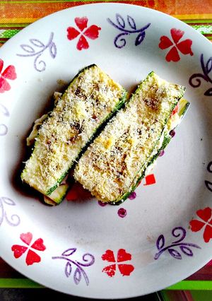 Una foto de Zapallito italiano con embutidos y queso de cabra